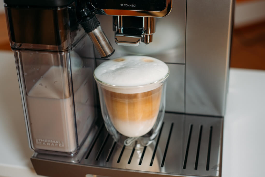 kawa latte w De’Longhi Dinamica Plus ECAM 370 95 S.jpg