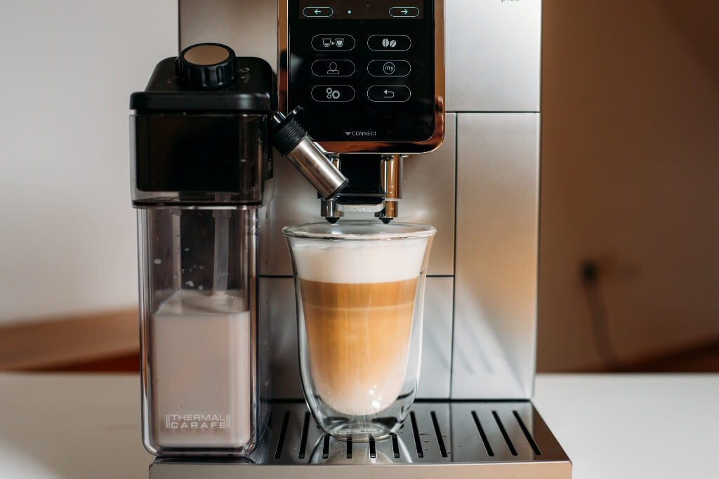 kawa z mlekiem i pianką z ekspresu De’Longhi Dinamica Plus ECAM 370 95 S.jpg