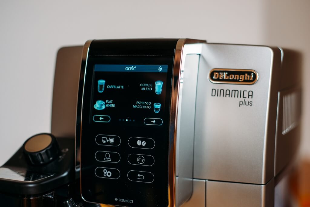 wyświetlacz z kawami do wyboru w ekspres do kawy De’Longhi Dinamica Plus ECAM 370 95 S